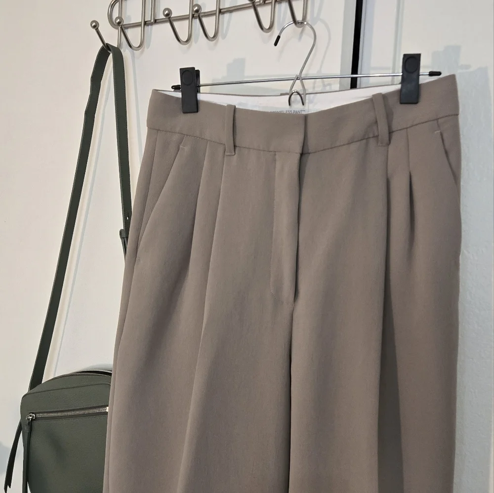 Aritzia Effortless Pants in Crepette - Picture 1 of 5